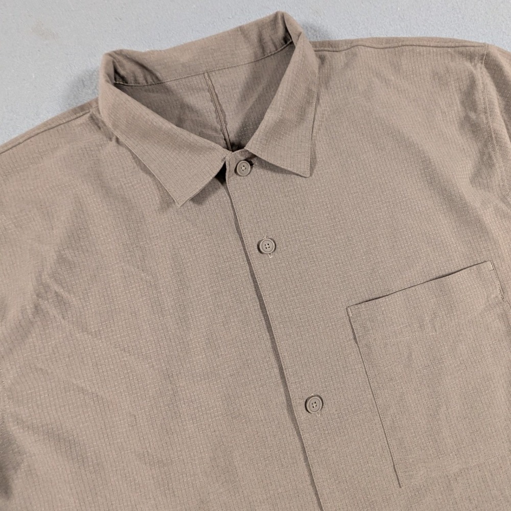 Lululemon Button Down Shirt Mens XL Tan Ripstop Short Sleeve Pocket 2613